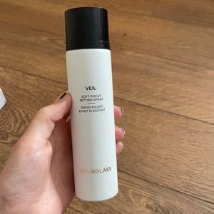 Hourglass veil setting spray